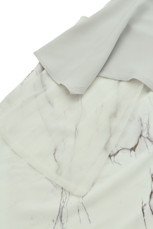 空气分层褶皱连衣裙/白色大理石