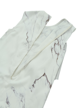 空气分层褶皱连衣裙/白色大理石